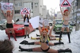 乌克兰美女雪地裸体抗议交通。