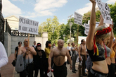 乌克兰美女率工人脱衣讨住房。
