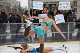 2010年2月28日，基辅的独立广场上，“FEMEN”成员装扮成运动员的模样，以此嘲讽乌克兰在本届冬奥会上的糟糕表现。
