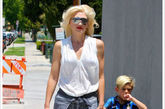 Gwen Stefani带儿子外出，小小的无袖小上衣搭配宽大的格子长裙，不得不说这女人真的霸气外露！但这种上下都宽松的搭配，还是比较适合瘦削且高大的MM！