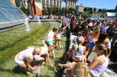 “FEMAN”在基辅的市中心独立广场上的喷泉中洗澡，以抗议市政热水涨价以及夏天关停热水。