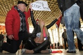 3月26日乌克兰著名的女权组织“FEMAN”的成员，前往顿涅茨克机场抗议新西兰举行的“赢妻”比赛。