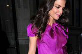 Katie Holmes的紫色长裙充满了高贵典雅的气息，尤其是颈部的蝴蝶结修饰更添甜美，让人瞬间似乎又看到了以前的那个阿汤嫂！