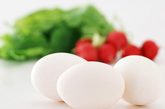 误区二：蛋壳颜色越深，营养价值越高 

鸡蛋壳的颜色与营养价值的关系并不大，分析表明，鸡蛋的营养价值高低取决蛋的营养价值而言，其高低主要取决于饲料的营养结构与鸡的摄食情况，与蛋壳的颜色无多大关系。从感官上看，蛋清越浓稠，表明蛋白质含量越高，蛋白的品质越好。正常情况下，蛋黄颜色较深的鸡蛋营养稍好一些。 