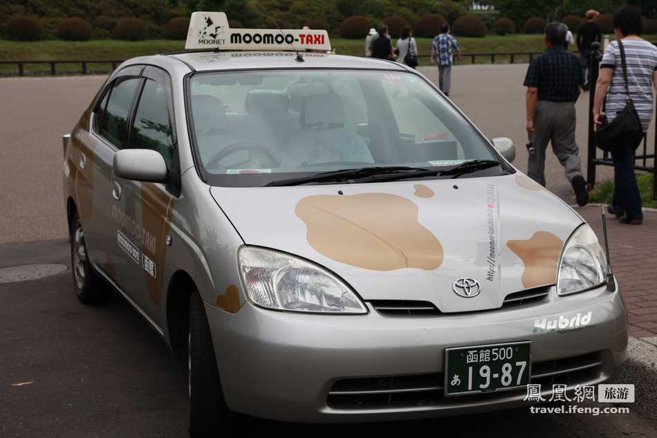 夏日避暑北海道 看街头卡通图案的出租车