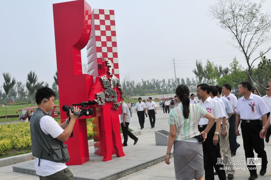 长春市市长崔杰坐老爷车巡游汽车公园