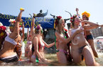 乌克兰美女喷泉洗浴 抗议欧洲杯期间断水