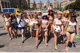 7月14日，乌克兰著名的女子抗议团体“FEMEN”的成员来到基辅市中心的独立广场，在喷泉中洗浴抗议夏季暂停热水供应。尤其是今年夏天欧洲杯即将在乌克兰举行，会有大量的球迷涌入，当人们发现没有热水可以洗浴的时候，号召人们和她们一样走进温泉洗浴，来让乌克兰政府难堪。去年的7月15日，她们也曾在这里抗议过乌克兰政府暂停夏季热水供应。