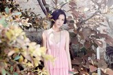嫩粉色是韩范儿中运用最火的一款颜色，塔裙的效果能为你增添优雅淑女感觉，吊带配上低胸设计也大大增加了你的性感指数。
