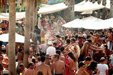 这里的沙滩派对能将游人的情绪点燃至高潮。