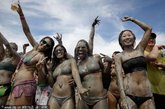 7月16日，韩国保宁，第14届保宁美容泥浆节在当地举行，市民尽情在泥浆中打滚，体验泥浆按摩美肤。