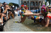 7月14日，乌克兰著名的女子抗议团体“FEMEN”的成员来到基辅市中心的独立广场，在喷泉中洗浴抗议夏季暂停热水供应。尤其是今年夏天欧洲杯即将在乌克兰举行，会有大量的球迷涌入，当人们发现没有热水可以洗浴的时候，号召人们和她们一样走进温泉洗浴，来让乌克兰政府难堪。去年的7月15日，她们也曾在这里抗议过乌克兰政府暂停夏季热水供应。
