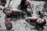 7月16日，韩国保宁，第14届保宁美容泥浆节在当地举行，市民尽情在泥浆中打滚，体验泥浆按摩美肤。