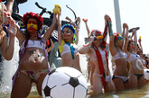 7月14日，乌克兰首都基辅，当地女权团体“费曼”（Femen）组织成员们在市中心的独立广场喷泉旁举行抗议活动，并希望借此机会吸引游客们来基辅观看2012欧洲杯足球赛。出卖“身体”为维权的乌克兰少女组织。她们是乌克兰知名的妇女运动团体FEMEN，目前成员约有300人，多为18岁到20岁的女大学生。她们雄心勃勃地计划建成欧洲最大、最有影响力的女权团体。以身体作为政治抗争的武器，这种出位行为招致不少争议。但FEMEN的创办人认为，唯一让她们的诉求被听见的方法，就是“脱掉衣服”。