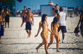 迈阿密海滩上随处可见身穿比基尼的活力女孩。