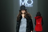 MYMO2011秋冬款式风格以含蓄优雅的女人味来展开，从优雅复古，到极简奢华，MYMO本季的设计，在坚持品牌风格的同时，融合时尚元素，以含蓄优雅又不失魅力的女人味、干练自主的意识、轻松惬意的生活态度，开启了MYMO全新的时尚季节。简单大气的T台，当MYMO女郎款款而来，不奢华、不张扬，没有喧宾夺主的噱头，只有优雅的宽檐礼帽，只有浪漫的长卷发，就像是上演了一场黑白电影，满眼尽显赫本式的优雅，仿佛置身于异国的某个露天咖啡馆，所有的忙碌与辛劳都消失殆尽。
