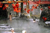 日本温泉最近重新流行起男女混浴，这是日本传统特色文化。而有温泉老板说，中国男性游客总是盯著混浴女游客看，实在不礼貌！
