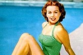 这个夏天海边热辣的泳装美女大片或许你已经看腻了，今夏复古泳装大行其道，就让我们一起来看看欧美老照片中美女们的海滩风情吧…… 