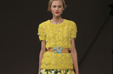 MOSCHINO CHEAP AND CHIC 2011春夏秀场，短袖针织上衣和印花长裙都使用了柠檬黄色。 
