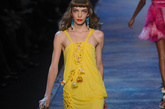 接下来，我们再从2011春夏秀场上找寻一下关于“柠檬黄”的踪迹吧！这是在Christian Dior 2011春夏秀场，典型的夏日裙装，点缀着的零星花朵装饰，青春洋溢。 