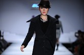 第十一届深圳服交会倬可儿品牌发布，时髦女郎的一场生色盛宴，设计师在头顶大作文章，各式各样的帽子，头饰成了本场秀的焦点。