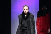 第十一届深圳服交会沐兰品牌发布，设计师以白领丽人为目标群，用高品质的面料配上精致的剪裁打造了一个优雅不失品位的都市丽人形象。