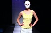 第十一届深圳服博会奔霓诗品牌发布噱头十足，模特同一戴上了白色的面具，设计师似乎是想让观众把注意力都集中在模特的衣服上。明黄，海军蓝，大面积印花配上面具，十分诙谐有趣。