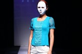 第十一届深圳服博会奔霓诗品牌发布噱头十足，模特同一戴上了白色的面具，设计师似乎是想让观众把注意力都集中在模特的衣服上。明黄，海军蓝，大面积印花配上面具，十分诙谐有趣。
