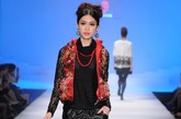 第十一届深圳服博会葵牌发布，充满了中国风如刺绣，大红锦缎的秀场十分特别。