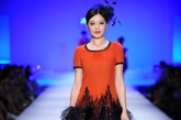 第十一届深圳服交会倬可儿品牌发布，时髦女郎的一场生色盛宴，设计师在头顶大作文章，各式各样的帽子，头饰成了本场秀的焦点。
