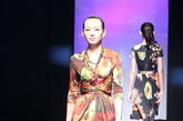 第十一届深圳服交会沐兰品牌发布，设计师以白领丽人为目标群，用高品质的面料配上精致的剪裁打造了一个优雅不失品位的都市丽人形象。