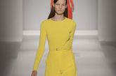 Max Mara 2011春夏秀场，纯黄色连衣裙，如此流畅的线条融合在明媚的色调中，极致的简约之美。 
