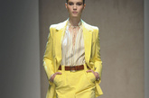 Salvatore Ferragamo 2011春夏秀场上，这件柠檬黄的套装是否给那些厌倦了黑白西装的OL们多了一些不同的选择？依然是传统的剪裁，搭配了简约的衬衫，只是通过颜色的变化，即刻能呈现出全然不同的时尚面貌。 
