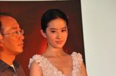 近日，刘亦菲与冯绍峰为新剧亮相。身着一件白色上装与枚红色皱褶裙的刘亦菲神采飞扬，紧身效果的衣服让她完美曲线完全展现。

