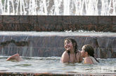 俄罗斯姑娘乐享盛夏，当街水中作乐泡“喷泉”。