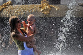 俄罗斯人乐享盛夏，水中作乐泡“喷泉”。