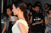 近日，刘亦菲与冯绍峰为新剧亮相。身着一件白色上装与枚红色皱褶裙的刘亦菲神采飞扬，紧身效果的衣服让她完美曲线完全展现。

