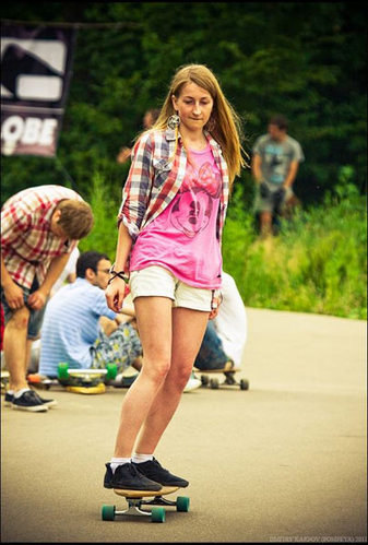 超养眼俄罗斯美女玩滑板 时尚新主张