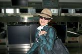 杨紫琼的这套机场装扮实在是不伦不类奇怪极了，本应是度假风的藤编草帽却配上了妈妈级的绿色风衣外加黑色牛仔裤和一双白色人字拖。打女杨紫琼的时尚品味实在是有待提高。