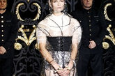 巴黎时装周路易威登（Louis Vuitton）2011-12发布会，制服风、镂空、透视装创意大胆。