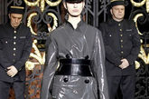 巴黎时装周路易威登（Louis Vuitton）2011-12发布会，制服风、镂空、透视装创意大胆。