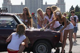 2011年7月21日，俄罗斯莫斯科美女，社会网络“爱普京”成员一起清洗俄国制造的汽车，洗车避暑引关注。(来源：东方ic)