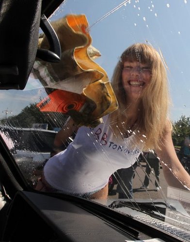 莫斯科美女盛夏避暑好方式 洗车也能引关注