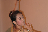 翩翩起舞的镡丙妍。38号选手镡丙妍化身舞蹈精灵，凭借优美的新疆舞和邻家小妹般的亲切笑容获得评委们的阵阵掌声。


