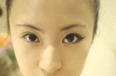 画眉毛 ：一般复古眼妆要配合几种眉形，上挑眉，细眉，平眉