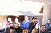 图注：刘长乐等领导与导演一起坐在监视器后看拍戏过程。