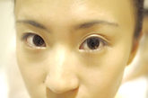 扩大眼形：用轻薄的双眼皮贴剪出枣核形状的美目贴，粘贴在眼头三分之一得位置让整体眼形扩大。