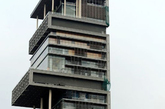 印度首富5口之家住27层楼由600人服侍。印度首富穆凯希·安巴尼是印度信实集团老板，身价估计约270亿美元。他的超级豪宅“安蒂拉”楼高173米，共有27层，位在孟买巿使馆区，造价达20亿美元，屋顶可停3架直升机，顶楼设有航管中心。楼层内设置9部电梯、泳池、水疗与健身房，还有户外花园和50席电影院，1到6楼为可停160部车的停车场。“安蒂拉”总面积约有5个足球场大，只住了安巴尼一家5口，宅内有600名佣人职员负责管理照顾。