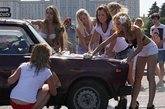 2011年7月21日，俄罗斯莫斯科美女，社会网络“爱普京”成员一起清洗俄国制造的汽车，洗车避暑引关注。(来源：东方ic)