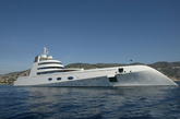 俄富豪4亿美金打造最豪华游艇，可在北极航行。2008年8月，一艘超级豪华游艇亮相法国南部芒顿。这艘游艇已由俄罗斯亿万富翁安德烈·梅尔尼琴科出资2亿英镑购买。这艘游艇长400英尺，内饰由全球设计界泰斗菲利浦·斯塔克设计，船顶完全用玻璃覆盖，上面是一个游泳池。船上有奢华的阁楼风格的生活空间、为客人准备的6个船舱以及为42名工作人员准备的住处。